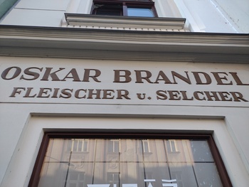 německý nápis na domě Žukovova Střekov Ústí nad Labem