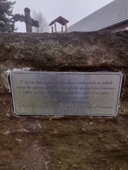 vtipná cedulka připomínající pobyt Karla Maye v Brné v ulici V Průčelí