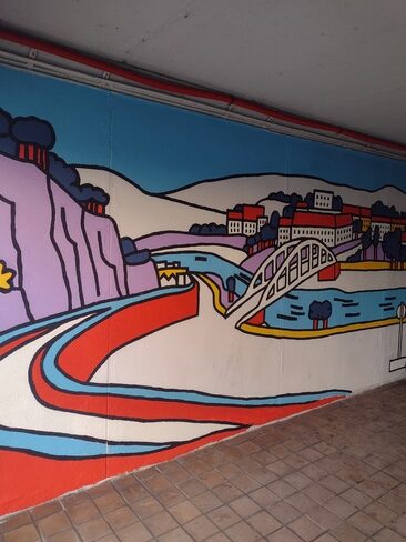 podchod u hlavního nádraží v Ústí nad Labem s výmalbou zobrazující Mariánskou skálu a Benešův most